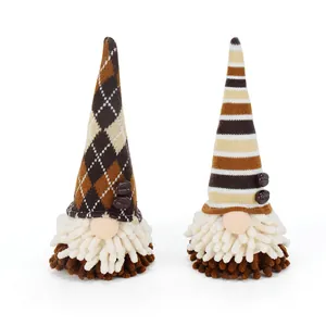 Twee decoratieve pluche koffiekabouters met gebreide mutsen en koffieboon-accenten
