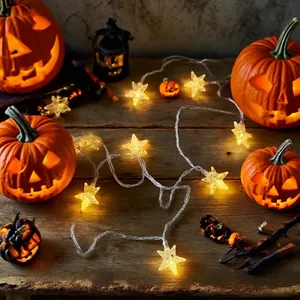 Nahaufnahme von warmgelben sternförmigen LED-Lichterketten für die Halloween-Party-Deko.