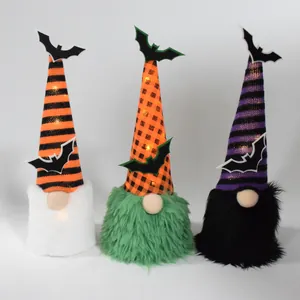 Nahaufnahme von drei leuchtenden Halloween-Zwergen mit gestreiften und karierten Hüten