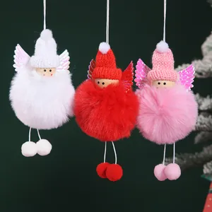 Primo piano di angeli di peluche con cappelli di lana e pompon per decorazioni natalizie
