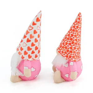 Pareja de gnomos de San Valentín de felpa con sombreros de corazones rojos