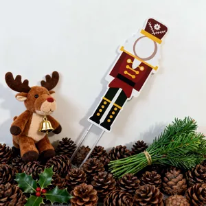 Vue détaillée d'un piquet de jardin soldat casse-noisette en fer pour décor de Noël