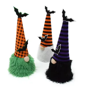 Detaillierte Ansicht von drei Halloween-Gnomen mit fledermausverzierten Hüten und Pelz