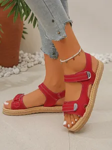 Dettaglio di eleganti sandali rossi con plateau e cinturini regolabili per la spiaggia