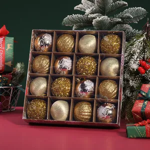 Lot de 16 boules de Noël dorées avec paillettes et motifs peints.