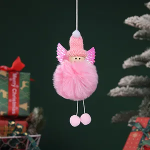 Dettaglio di un angelo di peluche rosa con cappello lavorato a maglia e ali