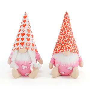 Primer plano de gnomos de peluche de San Valentín con sombreros y ropa de corazones