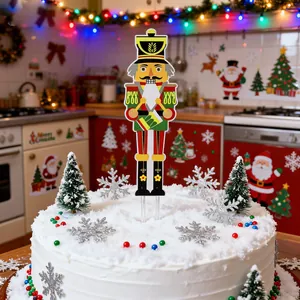 Détail d'un soldat casse-noisette en métal pour décoration de gâteau de Noël festif
