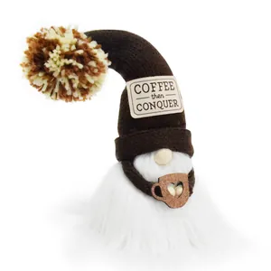 Muñeco de gnomo de café de peluche con gorro de punto y detalle de taza con corazón