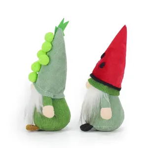 Zijprofiel van decoratieve pluchen fruitkabouters met druiven- en watermeloenthema en witte baarden.