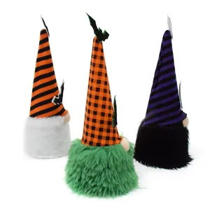 Detailansicht von drei dekorativen Halloween-Fledermaus-Gnomen mit bunten Hüten.