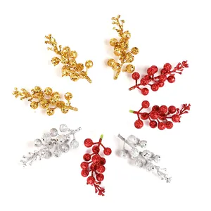 Vue détaillée de branches de baies de Noël scintillantes en rouge, or et argent.