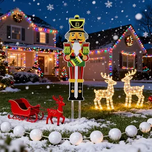 Grand soldat casse-noisette en fer pour la décoration de jardin de Noël festive