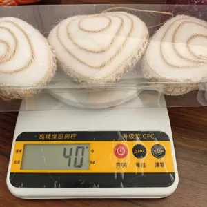 Set di 3 decorazioni a cuore in schiuma con spago, pesando 40g con la confezione.