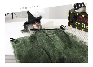 Vista detallada de la bruja de Halloween colgante aterradora con vestido de malla verde