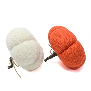 Detailansicht der weichen Lammwolle und der Stricktexturen dekorativer Kürbisse
