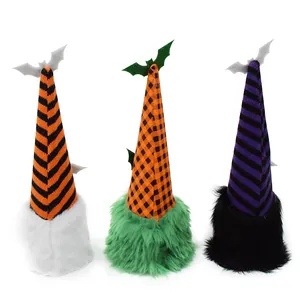 Set aus drei Halloween-Gnom-Dekorationen mit Fledermaushüten und Kunstpelz