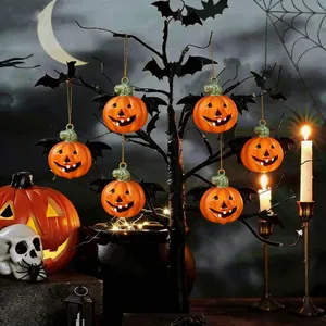 Decorazioni a forma di zucca di Halloween con ali di pipistrello in scena festiva