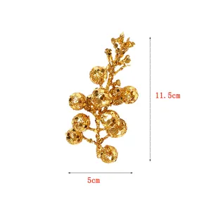 Vue détaillée d'une branche de baies dorées pailletées de 11,5 cm pour sapin