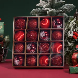 Gros plan sur un lot de 16 boules de Noël rouges de 6 cm dans une boîte cadeau décorative.