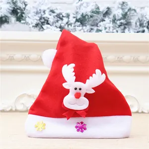 Gros plan d'un bonnet de Noël en velours rouge avec renne mignon et paillettes de flocons