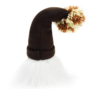Un detalle de un gnomo de café con un gorro de punto marrón y barba blanca suave.