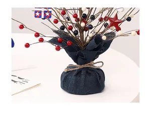 Détail de l'arbre à baies de l'Indépendance avec décoration patriotique rouge blanc bleu