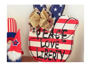 Gros plan d'une plaque patriotique en bois décorative pour le Jour de l'Indépendance des USA
