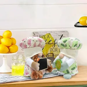 Vue détaillée de gnomes au citron d'été sur un comptoir de cuisine décoré.