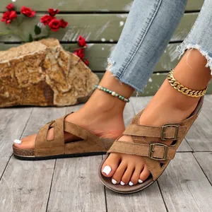 Nahaufnahme brauner Plateau-Sandalen aus Wildleder mit Doppelmetallschnallen