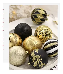 Set zwart-gouden kerstballen met verschillende texturen en geverfde patronen.