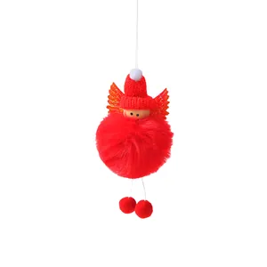 Vista macro dettagliata dell'angelo di Natale in pompon rosso con cappello lavorato
