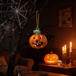 Dettaglio ravvicinato della consistenza metallica di un ciondolo a zucca di Halloween