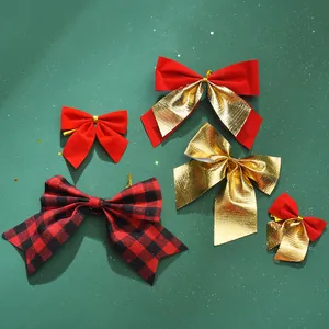 Detailansicht verschiedener Weihnachts-Schleifen in Rot, Gold und Karomuster-Design.