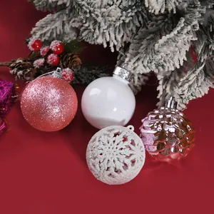 Vue détaillée de boules de Noël de 6 cm en rose et blanc avec des motifs de paillettes
