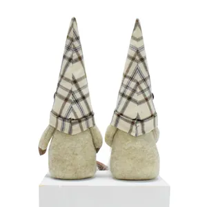 Vue arrière détaillée de deux gnomes à café avec des chapeaux à carreaux beige et brun.
