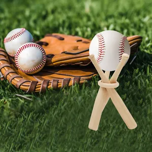 Supporto per mini mazze da baseball in legno con palla su un campo di erba verde