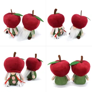 Vue détaillée montrant plusieurs angles de gnomes de Noël pomme rouge et vert.