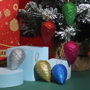 Detailansicht farbenfroher Glitzer-Zapfen-Weihnachtsschmuck in festlichem Ambiente