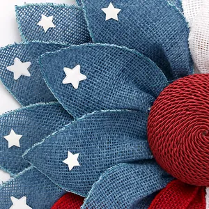 Détail d'une couronne de drapeau américain en toile de jute pour la fête de l'indépendance