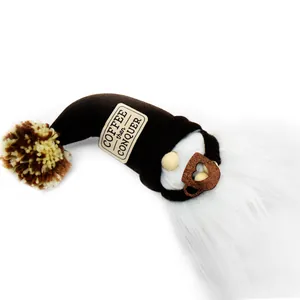 Primer plano de un gnomo de café de peluche con la etiqueta 'COFFEE then CONQUER'.