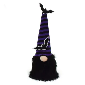 Detail von Halloween Gnom Plüschpuppe mit lila gestreiftem Hut und schwarzen Fledermausflügeln