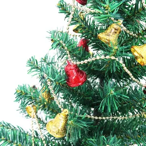 Detalle de árbol de Navidad decorado con campanas rojas y doradas y cadenas de cuentas