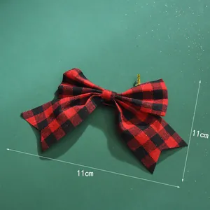 Detailansicht der Größe einer 11 cm rot-schwarz karierten Weihnachtsschleife Deko