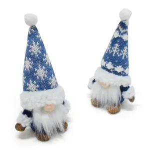 Par de gnomos navideños azules con gorros de punto de copos de nieve y barbas blancas