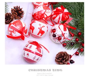 Gros plan de boules de Noël de 7,5cm rouge et blanc avec motifs renne et sapin