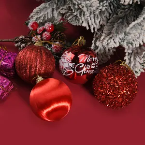 Vue détaillée de boules de Noël rouges de 6 cm avec textures variées et motifs festifs.