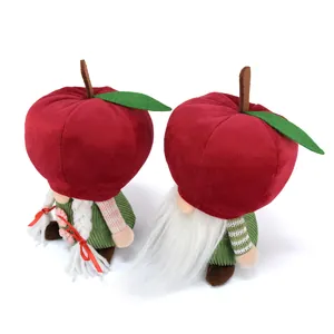 Vue arrière de deux gnomes pomme montrant des textures en peluche et des détails.