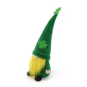Nain de la Saint-Patrick vert avec barbe jaune en peluche et décoration de chapeau trèfle.