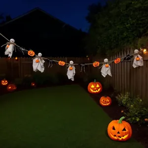 Guirlande d'Halloween avec fantômes et citrouilles décorant un jardin de nuit chaleureux